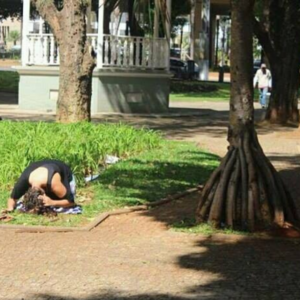 ação performativa da oficina "corpo poético, corpo político. Performance em espaços públicos. Campinas/SP 2017