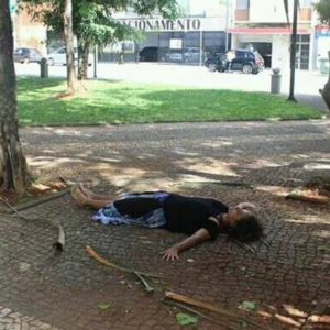 ação performativa da oficina "corpo poético, corpo político. Performance em espaços públicos. Campinas/SP 2017